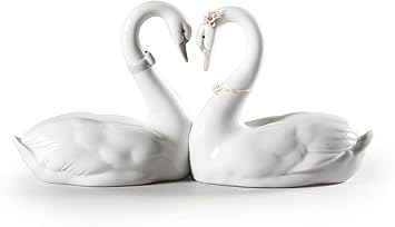 LLADRÓ Swan Couple White Heart Glossy White Porcelain Figurine. Heart-Shaped Porcelain Swan Figurine.
